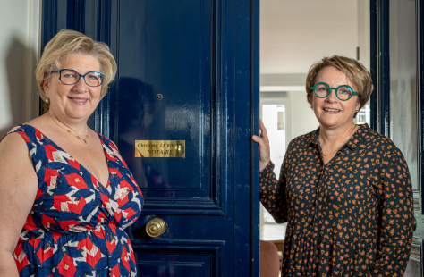 Maître Christine LE BIHAN, notaire à Paris devant l'entrée de l'étude accompagnée de Maître Caroline MARE