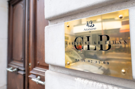 Plaque de la profession devant l'étude de Maître Christine LE BIHAN, notaire à Paris